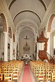 La nef vers le chœur.