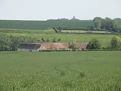 Une ferme et le cimetière