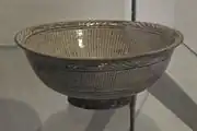 Bol en grès avec décor à l'engobe sous glaçure gris verdâtre. Céramique de type punch'ong, D. 18 cm. Dynastie Joseon, XVe&nbsp;siècle. British Museum