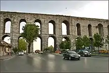 Photographie d'un aqueduc au-dessus d'une route.