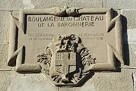 Cartouche visible sur la façade de l'ancienne boulangerie où résida le roi Louis XIII lors de son passage en 1632.