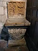 Bénitier surmonté d'un diptyque du XIIe siècle.