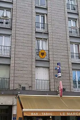 Détail d'une des façades reconstruction parées de granite de Brest, en haut de la rue (consulat d'Allemagne).