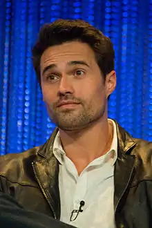 Brett Dalton interprète l'agent Grant Douglas Ward&nbsp;(en).