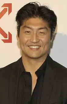 Brian Tee interprète Dr&nbsp;Ethan Choi.
