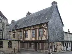 Maison dite de la léproserie, pans de bois et tuileaux des XVe et XVIe&nbsp;siècles.