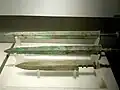 Épées de bronze incrustées de turquoise. « Printemps et Automnes » final. Tombe de Hougudui. Xinyang Museum. Henan