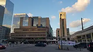 La gare (à droite) et l'immeuble de bureaux, en surplomb de la gare routière.