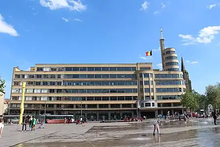 A l'avant plan, sur la gauche, l'œuvre "Longitudi 1" de Bogomir Ecker.