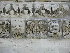 Sculptures extérieures.