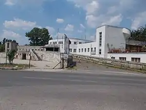 Aéroport de Budaörs&nbsp;(en) depuis la rampe d'accès est. Le bâtiment de la circulation (Virgil Borbíró et László Králik, 1936-1937) et le grand hangar (László Czakó et György Méhes, 1936). Budapest, 11e arrondissement.