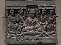 Le premier sermon de Bouddha, à Sarnath. Gandhara, IIe&nbsp;siècle. Schiste gris, H. 28.6 x L. 32,4&nbsp;cm. Met.