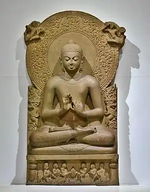 Le Buddha de Sarnath : premier sermon à Sarnath. Grès de Chûnar, H. 160 cm. Gupta, Ve&nbsp;siècle. Musée de Sarnath