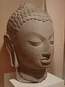idem : Tête de Buddha. Grès. Époque Gupta, fin du Ve&nbsp;siècle - VIe&nbsp;siècle. National Musem, New Delhi