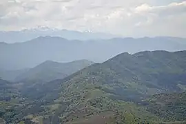 Les Pyrénées audoises : paysage au sommet du pech de Bugarach, et en arrière-plan, le pic de Madrès, dans le sud.