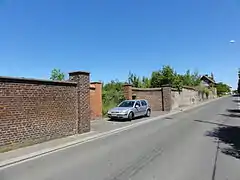 Mur d'enceinte de la fosse.