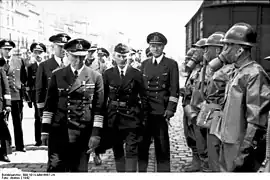 Inspection de l'amiral allemand Eugen Lindau&nbsp;(de) à Bordeaux, quai des Chartrons, le samedi 30 mai 1942. Il est accompagné du bootsmann Stemter (luftschütz offiziere beim Hako) en du Hako Ernst Kühnemann et du commandant des pompiers du Port Paul Paduch.