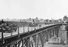 La 4e&nbsp;division blindée allemande franchissant le canal Albert le 11 mai sur le pont de Veldwezelt pris intact.