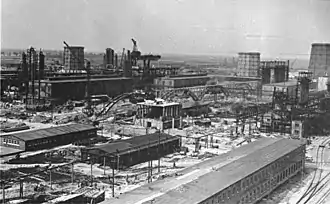 Photographie en noir et blanc d'installations industrielles.