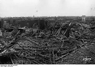 Ruine de maisons de bois, Lens, 1914.