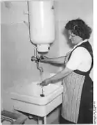 Évier et chauffe-eau, Allemagne, XXe siècle.