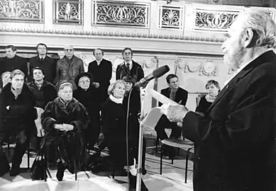 Lors d'un hommage à Hans Otto&nbsp;(de) (1983).