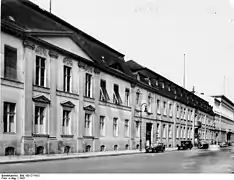 Le même «&nbsp;76, Wilhelmstraße » (sans drapeaux nazis) en 1937 ; au fond : le «&nbsp;74 ».
