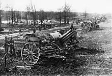 Obusiers de campagne de 15&nbsp;cm en position de tir près d'Arras, front occidental 1917.