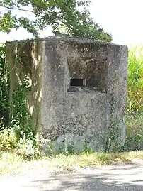 Casemate allemande à la limite de Saint-Pierre-du-Mont et de Haut-Mauco, lieu-dit Candille, intersection RD351 et RD390.