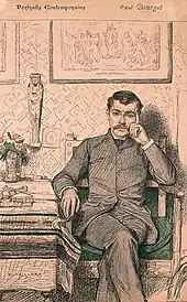 Bourget assis dans son bureau sur un fauteuil, sa main gauche sert d'appui à sa tête. Tableau de Botticelli et statue antique égyptienne en arrière-plan, bouquet de fleurs sur une table.