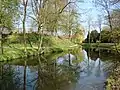 Le canal qui entourait le château avec le cimetière.