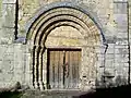 Portail latéral de l'église Saint-Lucien de Bury.