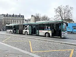 Un Iveco Bus Urbanway 18 au même terminus, en 2022.