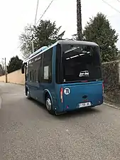 Vue arrière du bus électrique.