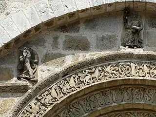 Détail des sculptures du portail.