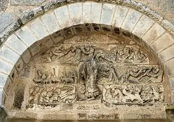 Le tympan d'une baie aveugle de la façade occidentale.