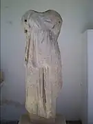 Statue (fragmentaire) d'Artémis IIIe – IIe siècles av. J.-C. (A780) découverte près du village de Kóstos. Marbre de Paros
