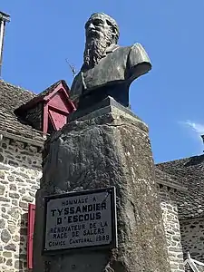 Monument à Ernest Tyssandier d'Escous (1897), détail, Salers.