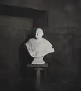 Buste par Philippe Besnard.