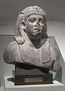 Buste de Ptolémée VIII (?) Le Bienfaiteur, Le Ventru (r. 170-116). Granodiorite d'Égypte, H. 90&nbsp;cm. Kunsthistorisches Museum, Vienne