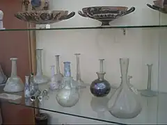 Vases attiques, à figures noires et objets de verre romains. Vitrine no 8.