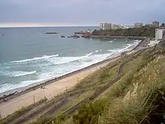 Vue en plongée de plages ; une ville en arrière-plan.