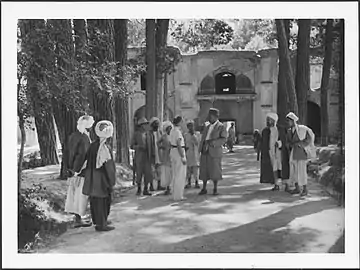 Ella Maillart visitant le sanctuaire de Karukh&nbsp;(en) (Afghanistan), photographie d'Annemarie Schwarzenbach, 1939-1940.