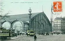 La galerie des Machines, Exposition universelle de Paris de 1889 côtoie la tour Eiffel, construite pour l'occasion.