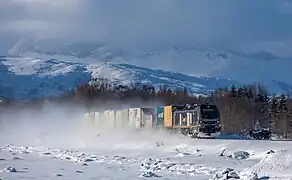 Un train de l'opérateur CargoNet tiré par une Stadler Euro Dual entre Oteråga stasjon&nbsp;(no) et la gare de Valnesfjord sur la ligne du Nordland. Mars 2023.
