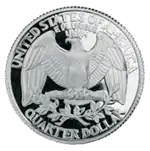 Pièce de monnaie représentant un aigle aux ailes déployées, avec les inscriptions United States of America, E Pluribus Unum et Quarter Dollar.