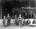 Trois filles et une nièce du prince Paku Alam en costume de danse de cour à l'époque des Indes néerlandaises (date inconnue)