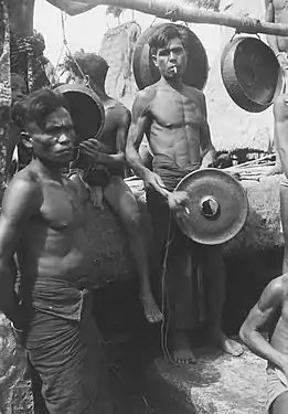 Joueurs de gong lors d'une fête pour la construction d'une nouvelle maison.