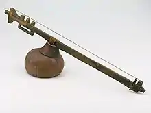 Harpe à une corde, en bois, avec une calebasse comme caisse de résonance