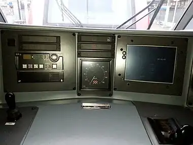 En face du conducteur se trouve le KVB, le compteur de vitesse ainsi qu'un écran tactile de contrôle et de commande.